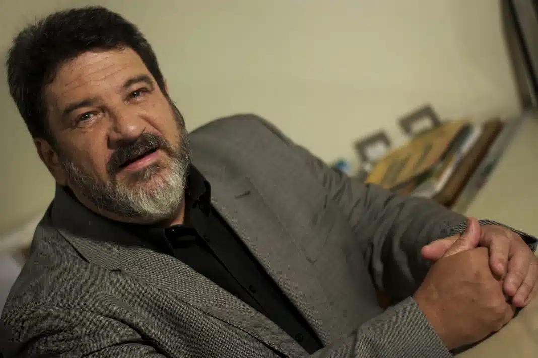 “Pessoas que necessitam abaixar as outras para crescerem são pequenas demais” Mario Sérgio Cortella