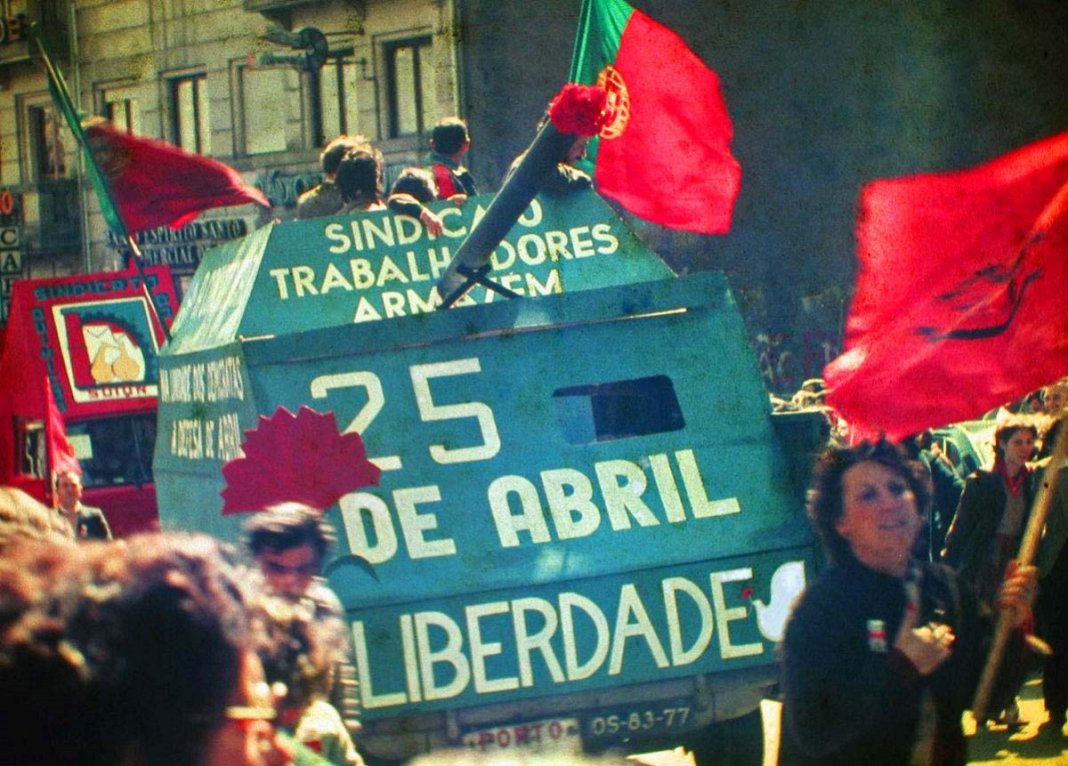 Há 43 anos Portugal celebrava a Revolução dos Cravos. Conhece a história?