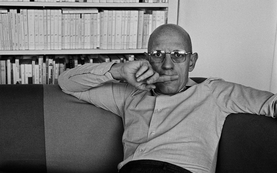 A teoria da panóptica de Michel Foucault: sobre o poder político e econômico que nos controla sem que possamos perceber