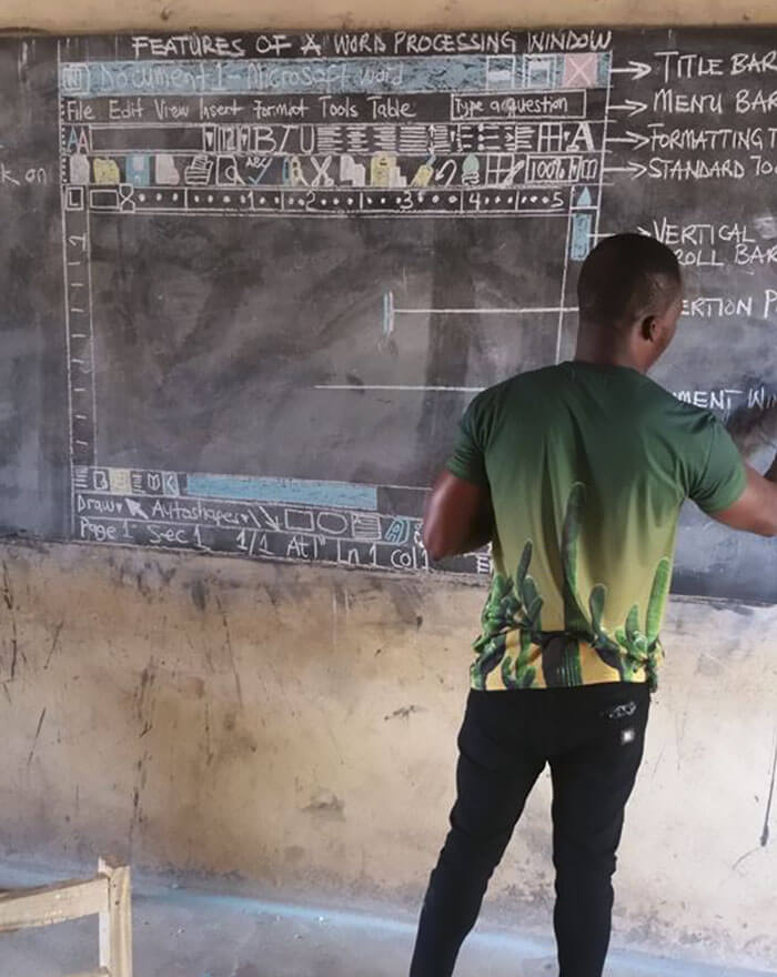 pensarcontemporaneo.com - Por falta de equipamento, professor de Gana ensina Word a seus alunos com desenhos na lousa
