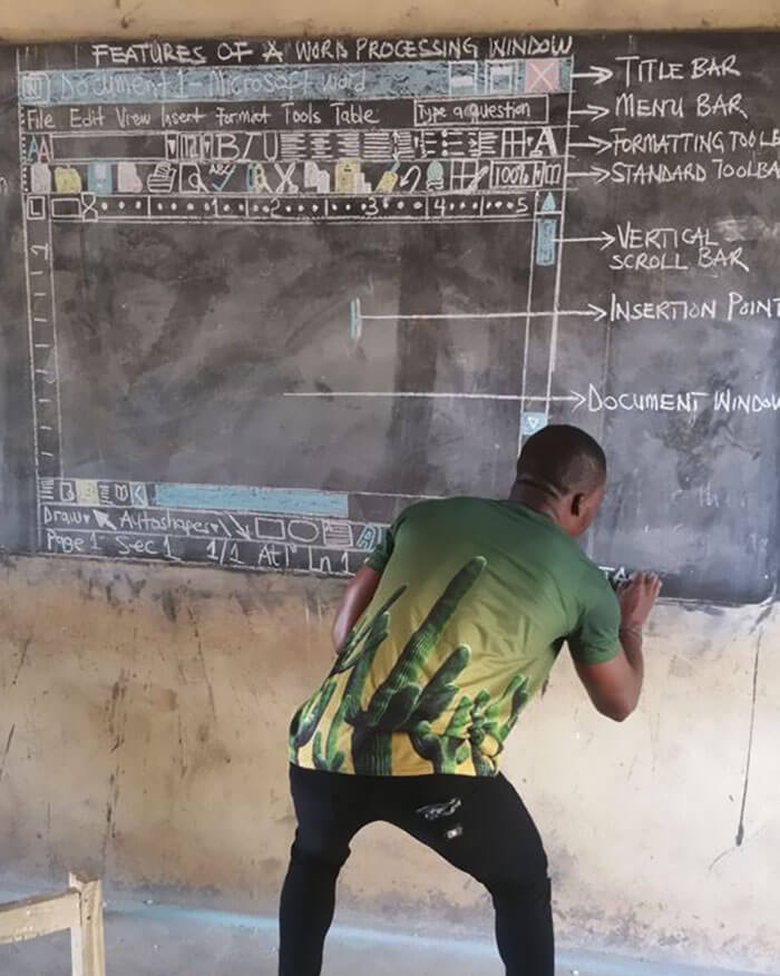 pensarcontemporaneo.com - Por falta de equipamento, professor de Gana ensina Word a seus alunos com desenhos na lousa