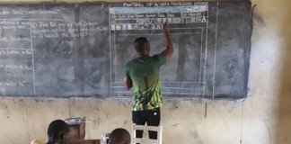 Por falta de equipamento, professor de Gana ensina Word a seus alunos com desenhos na lousa