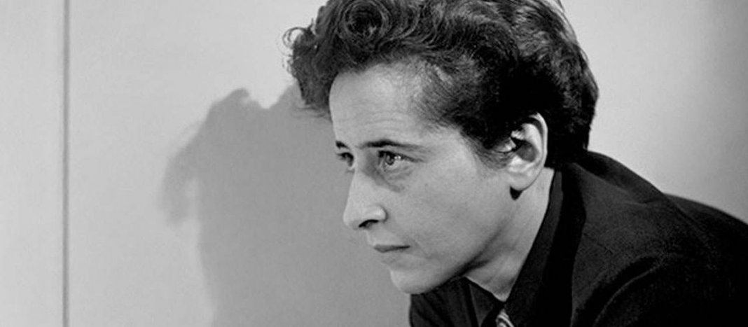 Hannah Arendt explica como a propaganda se utiliza da mentira para desgastar a moralidade: percepções das origens do totalitarismo