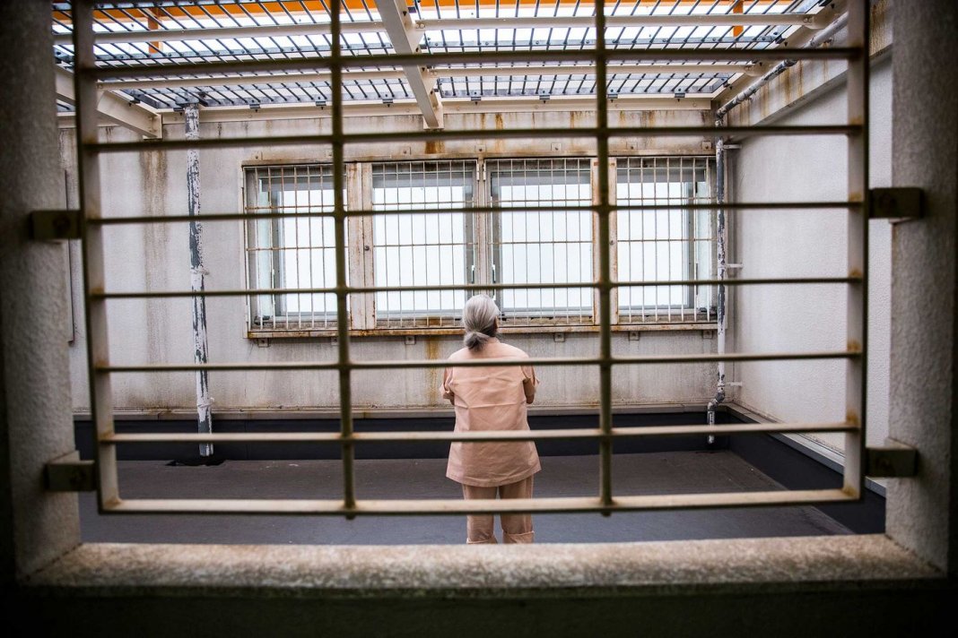 Idosas japonesas estão cometendo crimes para viver na prisão