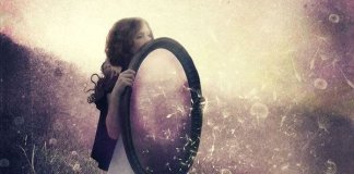 Lei do espelho: o que você vê nos outros é o seu reflexo