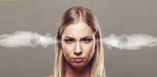 Por trás da raiva freqüente normalmente está também a arrogância