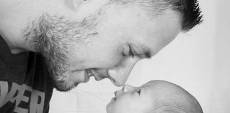 O pai que cuida do bebê não “ajuda”, apenas exerce a paternidade