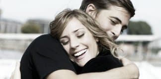 Estamos num ponto em que precisamos de menos Whatsapp e mais abraços