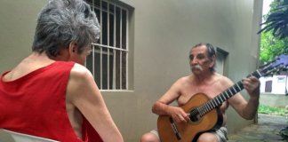 Alzheimer: O músico que faz serenata todos os dias para esposa diagnosticada com a doença