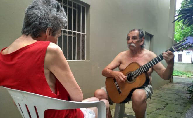 Alzheimer: O músico que faz serenata todos os dias para esposa diagnosticada com a doença