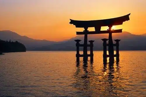 Una-costruzione-giapponese-in-un-lago A origem da morte segundo a mitologia japonesa