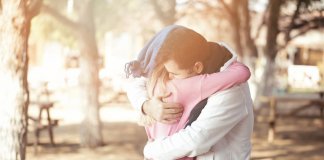 O poder de cura do abraço e do contato físico