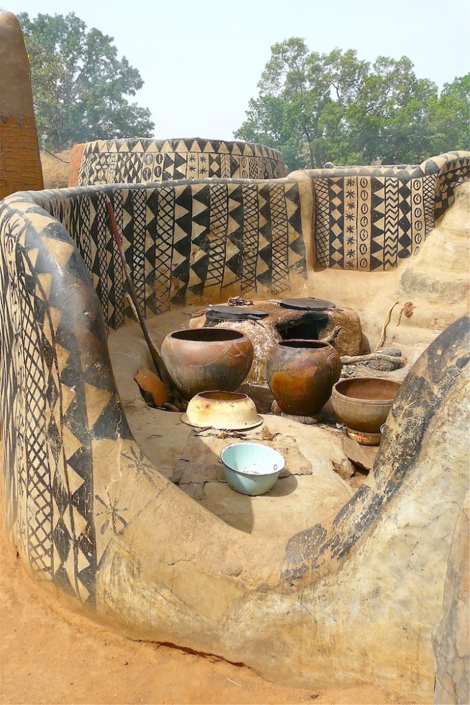 pensarcontemporaneo.com - A aldeia africana onde cada casa é uma obra de arte