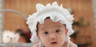 Os perigos do uso de enfeites de cabeça em bebês