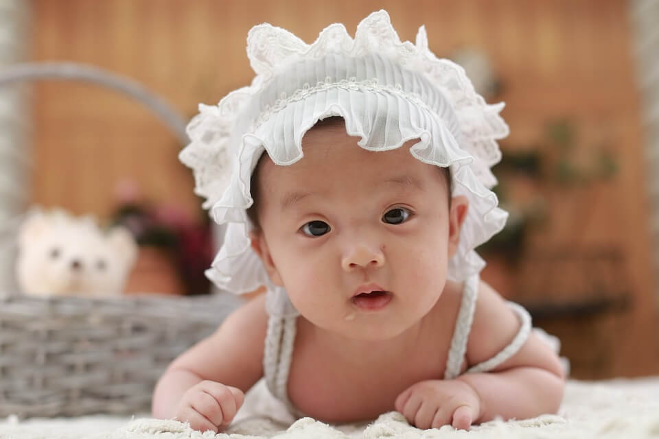 Os perigos do uso de enfeites de cabeça em bebês