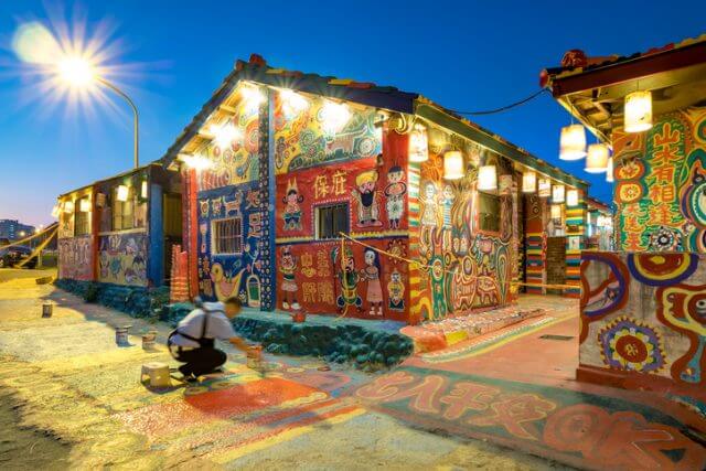 pensarcontemporaneo.com - Idoso de 97 anos salva a aldeia pintando as casas com arte colorida