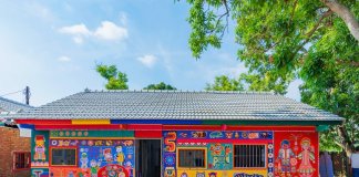 Idoso de 97 anos salva a aldeia pintando as casas com arte colorida