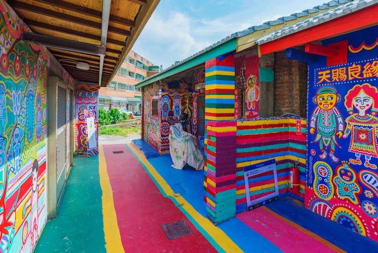 pensarcontemporaneo.com - Idoso de 97 anos salva a aldeia pintando as casas com arte colorida