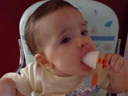 Mãe faz sorvete de leite materno para aliviar o desconforto da dentição do seu bebê