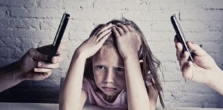 Como seu vício em dispositivos móveis pode afetar seu filho?
