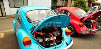 Carros clássicos convertidos em veículos elétricos por um engenheiro japonês