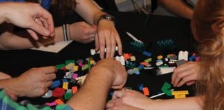 Como brincar com legos (o caminho certo) aumenta sua criatividade
