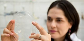 Engenheiros da USP criam plástico biodegradável feito de mandioca, transparente e resistente