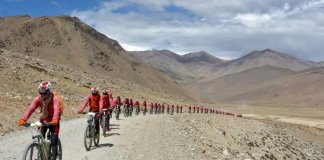 Centenas de freiras treinadas em Kung Fu estão pedalando no Himalaia para se opor ao tráfico de pessoas
