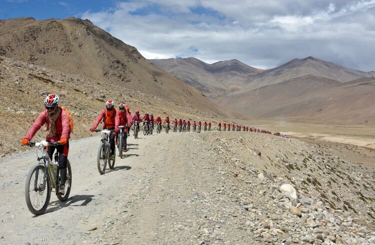 Centenas de freiras treinadas em Kung Fu estão pedalando no Himalaia para se opor ao tráfico de pessoas