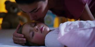 Deitar-se com seu filho na hora dele dormir não é um “mau hábito”, é uma bênção!