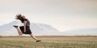 Ser mais feliz ajudará você a viver mais, então aprenda a ser mais feliz