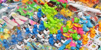 As crianças não precisam de lixo plástico. Então, por favor, pare de comprá-lo