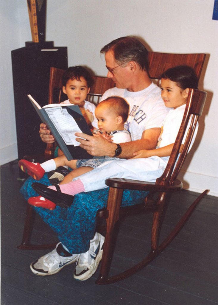 pensarcontemporaneo.com - Pai constrói cadeira de balanço tripla para que ele pudesse ler para seus 3 filhos