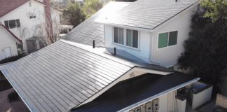 O novo teto solar da Tesla será tão barato quanto um telhado de telha