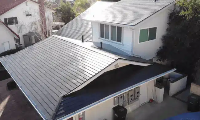 O novo teto solar da Tesla será tão barato quanto um telhado de telha