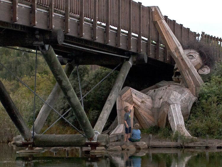 pensarcontemporaneo.com - Artista cria esculturas gigantes de madeira e as esconde nas florestas de Copenhague