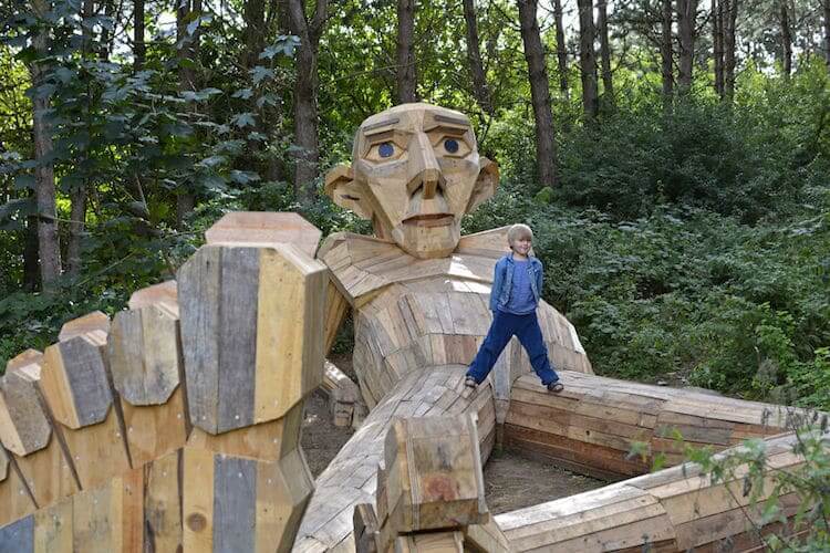 pensarcontemporaneo.com - Artista cria esculturas gigantes de madeira e as esconde nas florestas de Copenhague