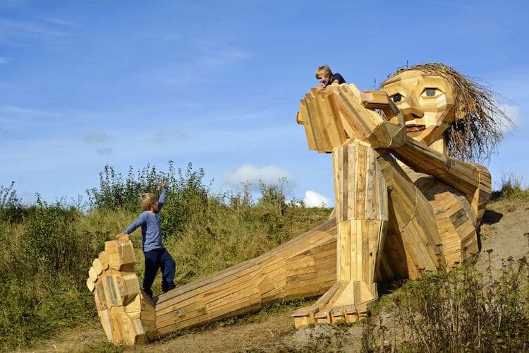 pensarcontemporaneo.com - Artista cria esculturas gigantes de madeira e as esconde nas florestas de Copenhague