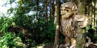 Artista cria esculturas gigantes de madeira e as esconde nas florestas de Copenhague