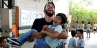 Professor pula corda com aluno cadeirante no colo e vídeo viraliza
