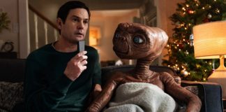 E. T. retorna após 37 anos e se encontra com Elliot no mais belo anúncio de Natal da história