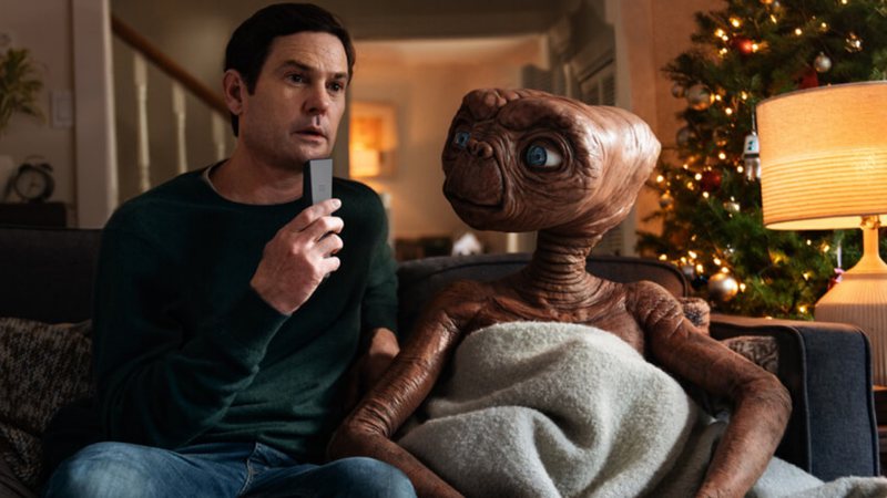 E. T. retorna após 37 anos e se encontra com Elliot no mais belo anúncio de Natal da história