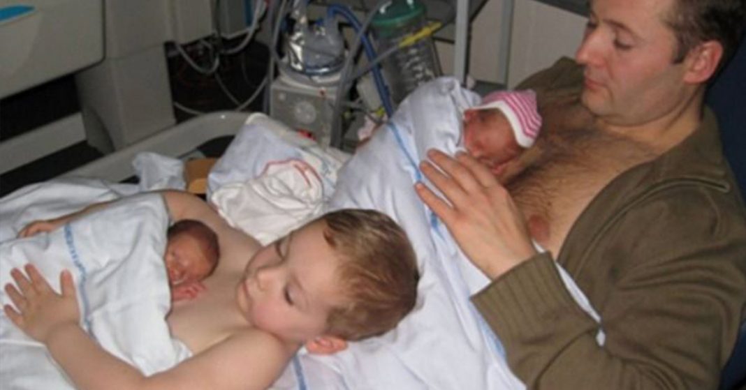 Foto de menino que ajuda o pai a dar “pele a pele” a gêmeos prematuros torna-se viral