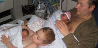 Foto de menino que ajuda o pai a dar “pele a pele” a gêmeos prematuros torna-se viral