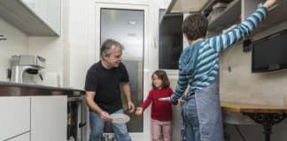 Seu filho deve ajudar nas tarefas domésticas antes dos 8 anos