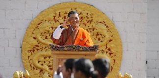 Primeiro Ministro do Butão pede a todos os cidadãos que adotem cães vadios como presente de aniversário do rei
