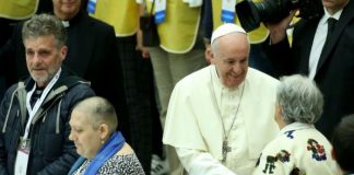 Papa Francisco transforma impressionante palácio do Vaticano em abrigo para os sem-teto