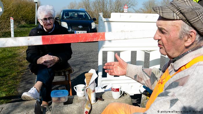 pensarcontemporaneo.com - Um casal de idosos se encontra na fronteira entre a Alemanha e a Dinamarca para um café todos os dias após o bloqueio do coronavírus