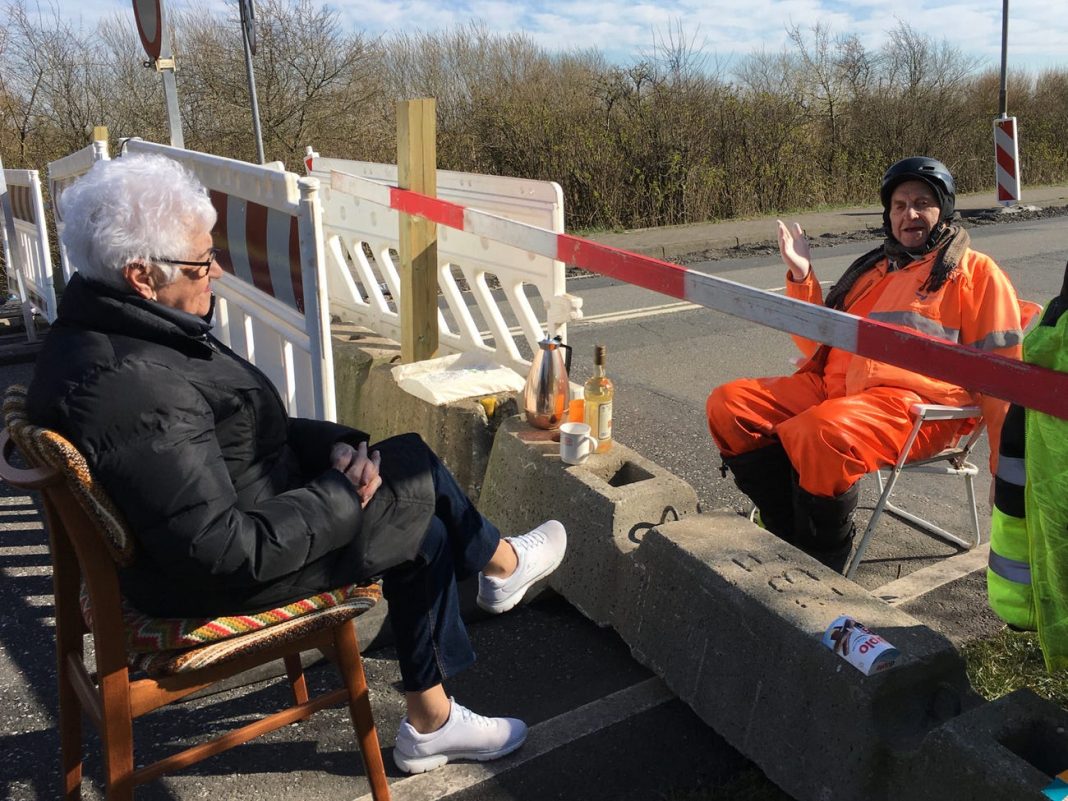 Um casal de idosos se encontra na fronteira entre a Alemanha e a Dinamarca para um café todos os dias após o bloqueio do coronavírus