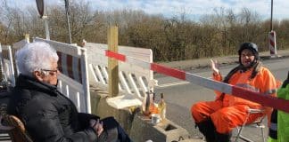 Um casal de idosos se encontra na fronteira entre a Alemanha e a Dinamarca para um café todos os dias após o bloqueio do coronavírus